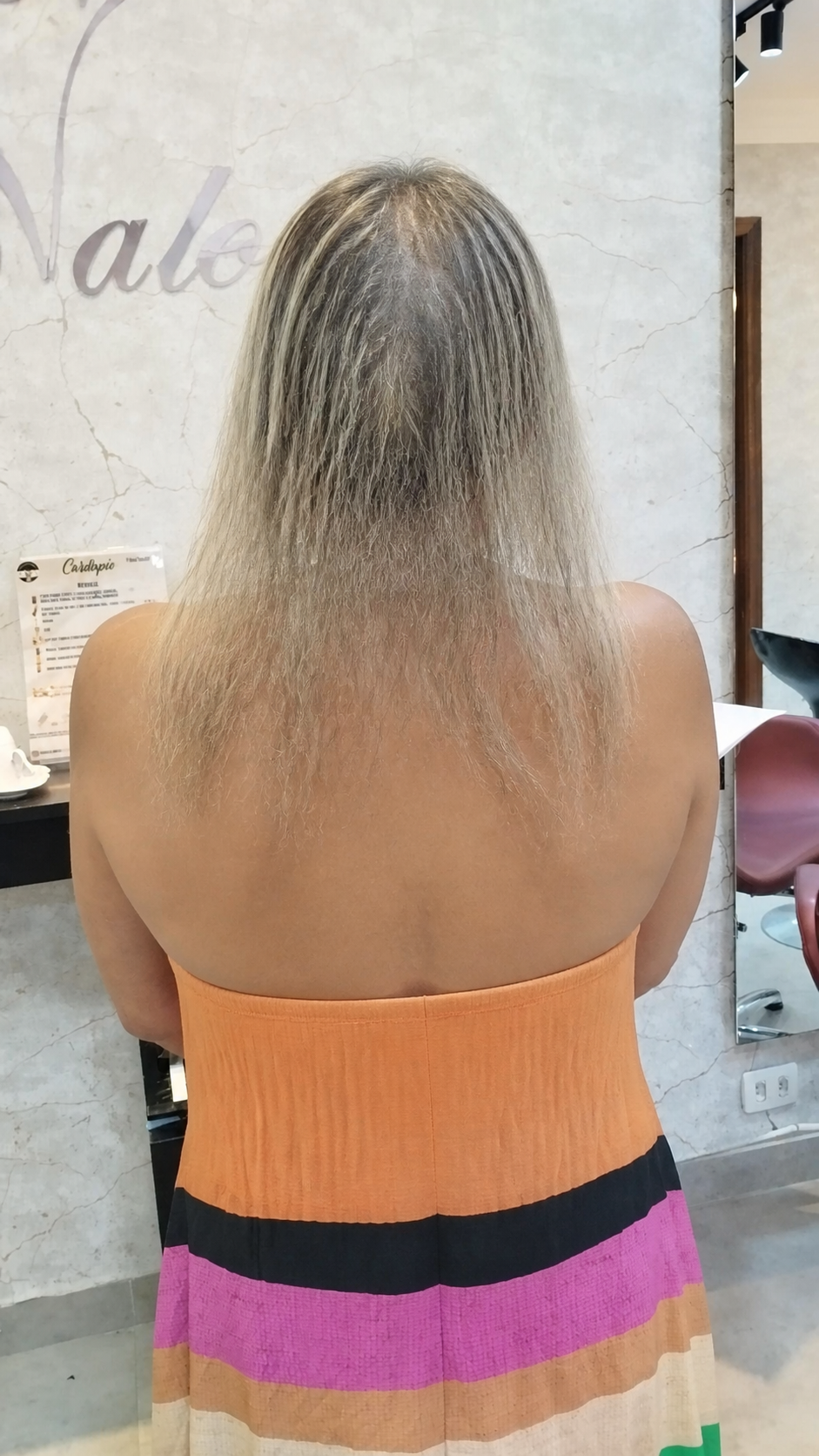Antes: cabelo loiro com falhas, pouca densidade e fios danificados